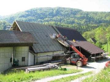 Poleg pokrivanja s pločevinastimi kritinami, kar spada že bolj na kleparsko področje, pokrivamo tudi s cementnimi kritinami. Polak cementna kritina je cenovno in kvalitetno zelo primerna kritina. Na z