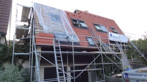 Celovite rešitve za pokrivanje strehe s cementno kritino nudi podjetje Bramac. Na zgornji sliki: pokrivanje z Bramacom, na strehi z velikim naklonom.