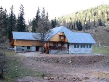 Streha pokrita s strešnikom Prefa. Objekt smo zmontirali in pripravili za krovska dela mi, pokrivalo pa je drugo podjetje.