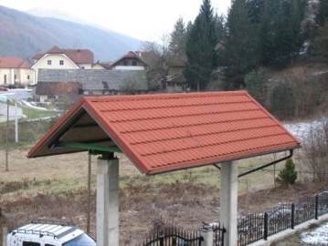 Poleg gladkih pločevin pokrivamo tudi s pločevinami s posipom. Nadstrešek je pokrit z Decra kritino.